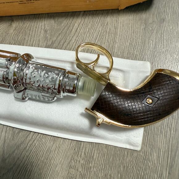 Vintage Avon Pepperbox Pistol 1850 Tai Winds Cologne Decanter in Original Box - Picture 8 of 13